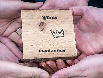 Würdetafel_Hände_Bildrecht Vereine für Menschwürde und Demokratie e.V.