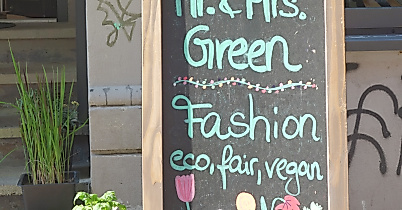 aufgestelltes-schild-vor-dem-geschaefts_c-mr-mrs-green