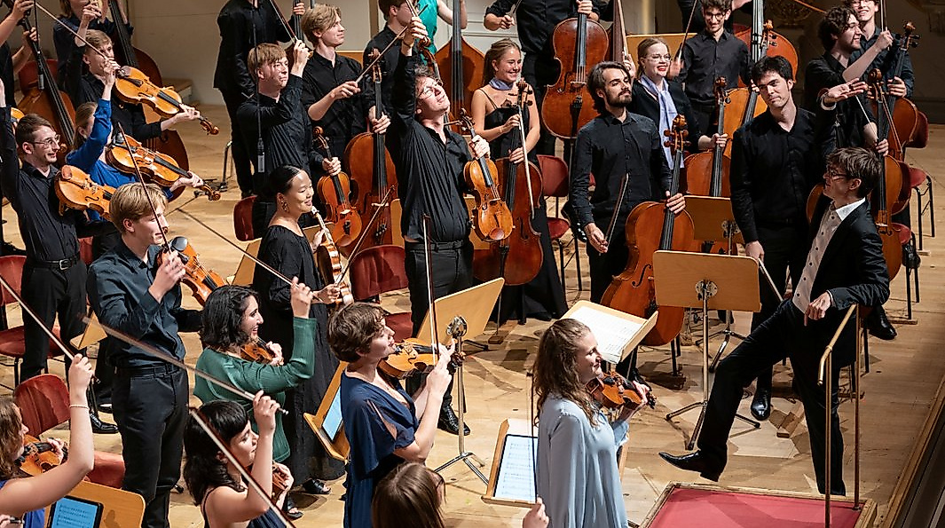 New Generation Symphony Orchestra / Hugo Ticciati