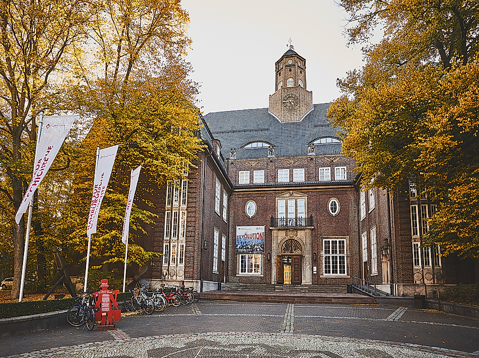 Außenansicht des Museums für Hamburgische Geschichte im Herbst, eingerahmt von bunt gefärbten Bäumen