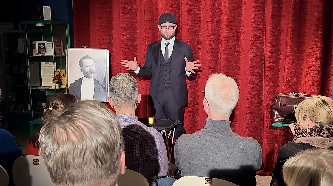 Zauberer Dr. Alex Romanoff vor Publikum auf der Bühne