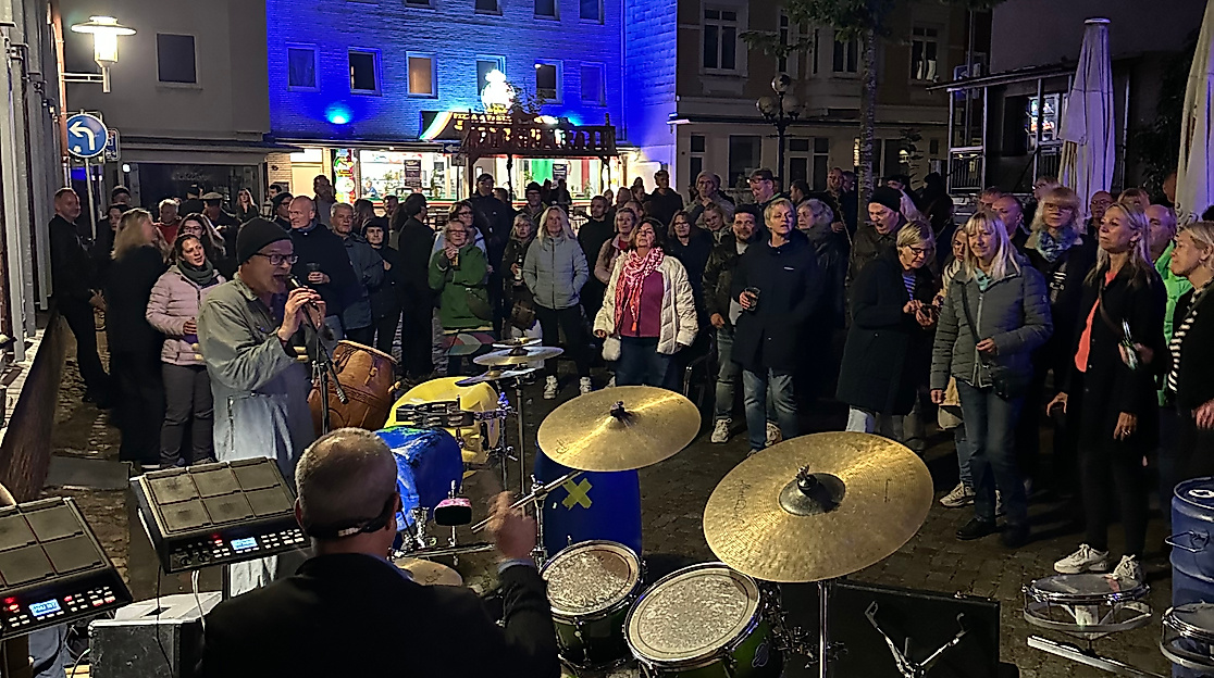 Party auf der Aktionsfläche vor der Lauschbar bei der Itzehoer Musiknacht