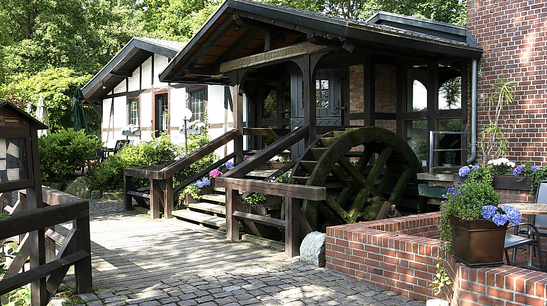 gut-deinster-muehle_eingang-muehlenrad_c-gut-deinster-muehle-golfpark_04