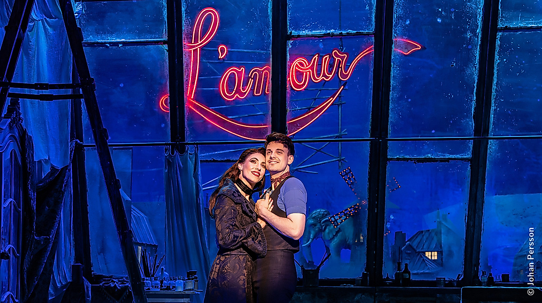 Romantische Umarmung vor 'L'amour'