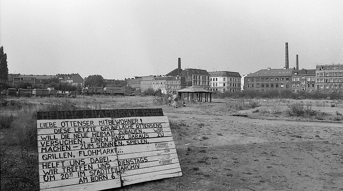 Schild des Stadtteilarchivs auf dem Kemal Altun Platz (1983).