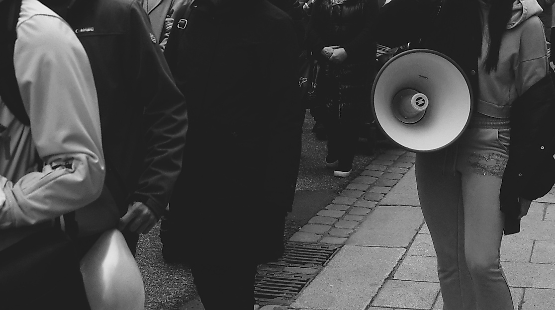 wuetend-schreiben-bildausschnitt-rechteckig-3-zu-2