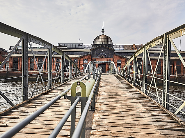 Zugang über Metallsteg zur Fischauktionshalle am Hamburger Fischmarkt mit Blick auf die Kuppel.