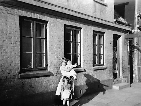 Kinder in der Zeißstraße gegenüber der Drahtstiftefabrik, 1950er-Jahre