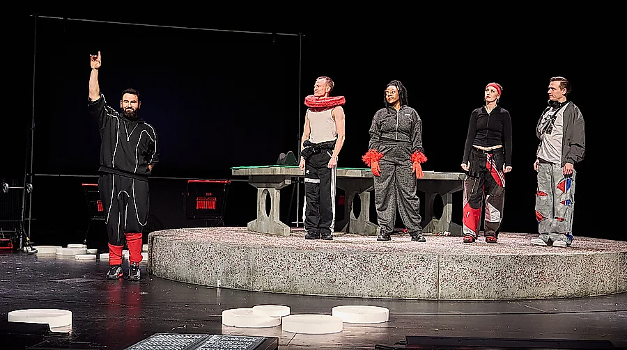 Keine Aufstiegsgeschichte
                                - Stückentwicklung von Marco Damghani, Olivier David und Ensemble