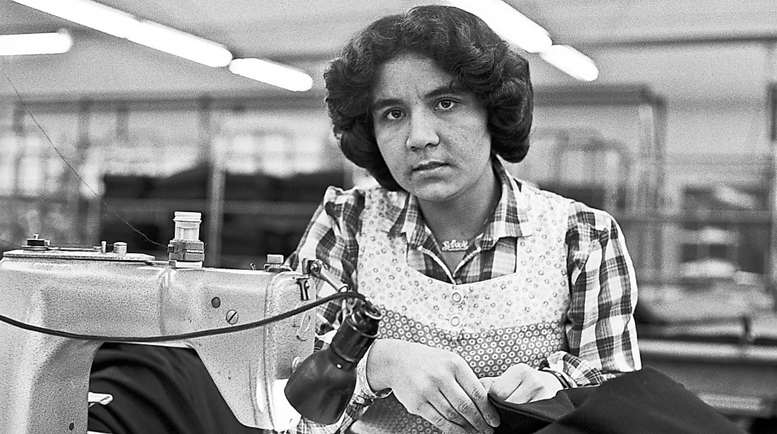 MK&G_FrüherHiessenWirGastarbeiter_MuhlisKenter_Näherin_in_Textilfabrik_1980_c_MuhlisKenter
