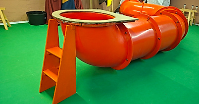 Orangefarbener Tunnel mit Leiter