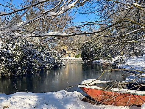 Die Ruine mit Boot