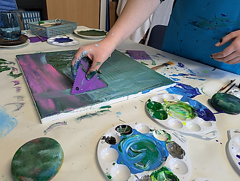 Experimentelles Malen mit Acrylfarbe