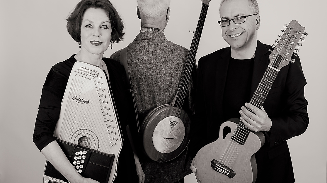 Musikalisches Trio mit Instrumenten