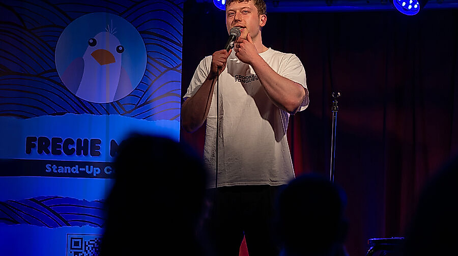 Freche Möwe Stand Up Comedy
                                - Authentisch. Ehrlich. Live.