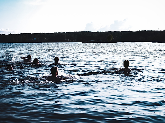 swimming-lake_c_sacha-t-sas_unsplash