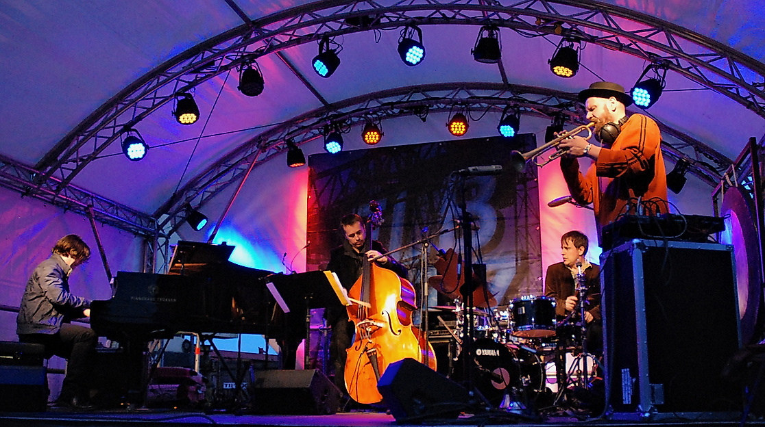 Jazzband auf farbig beleuchteter Bühne beim ELBJAZZ Festival in Hamburg am Abend
