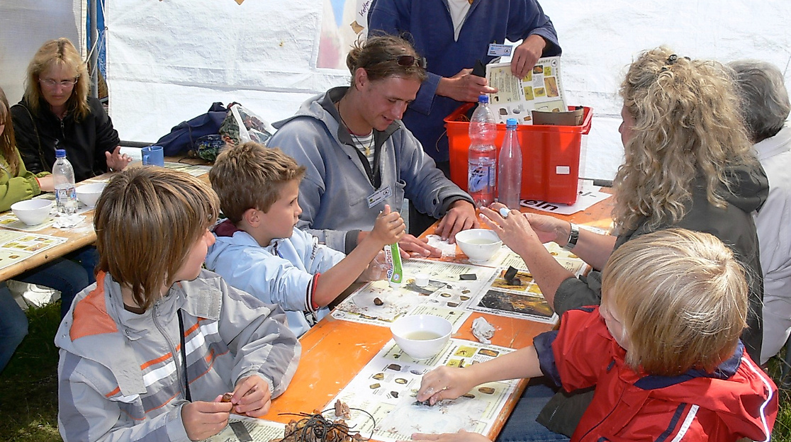 Gäste schleifen Bernsteine