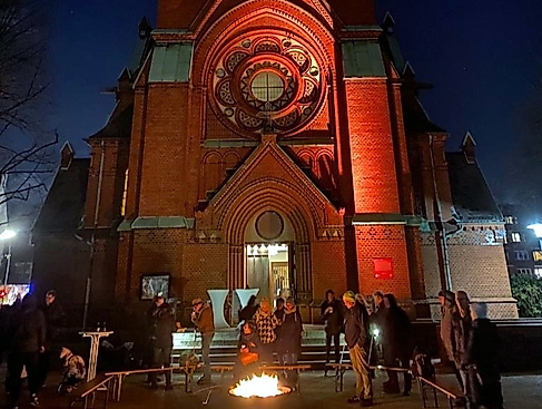 Feuerschein und Punsch auf dem Kirchplatz