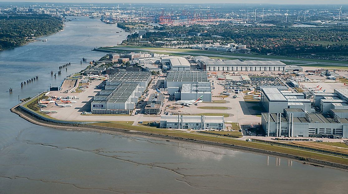 Luftaufnahme des Airbus-Werk Finkenwerder in Hamburg entlang der Elbe mit Werksgelände und Blick auf die Stadt