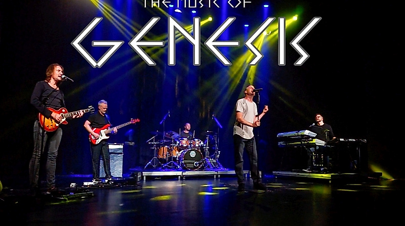&quot;The Music of Genesis&quot; live mit Logo im Hintergrund