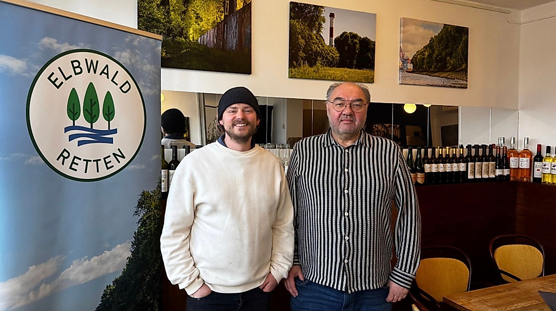 Niklas Koehle (Inhaber Illeta Mallorqui) und Franz Hermann (Vorsitzender des Vereins Elbwald retten) bei der Ausstellungseröffnung