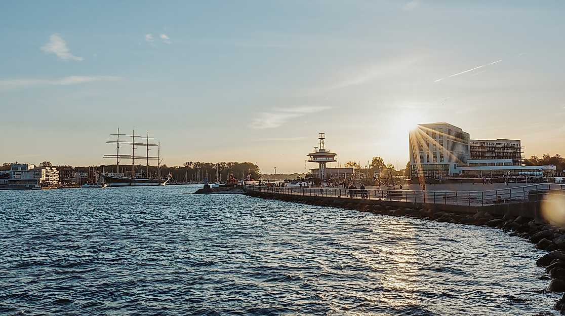 Küstensegeln am frühen Abend