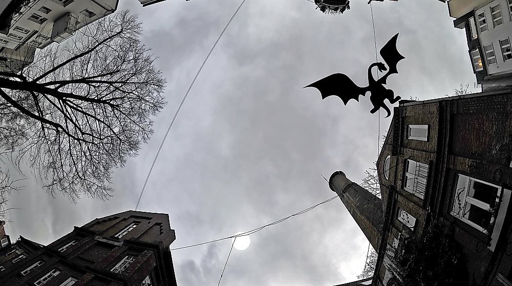 Hinterhof in Hamburg-St. Georg - Wohnt hier der Drache?