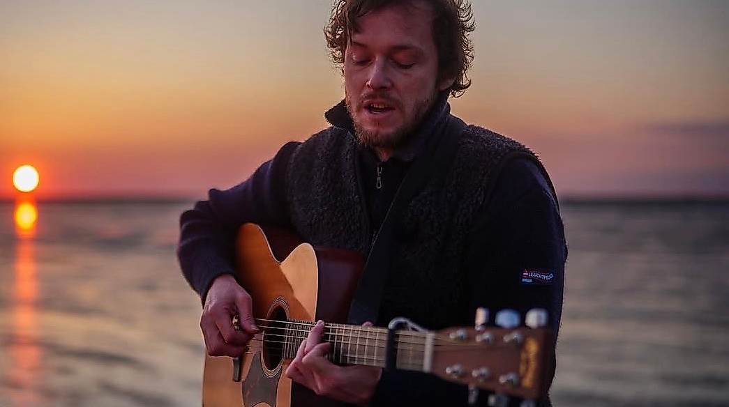 Malte mit Gitarre
