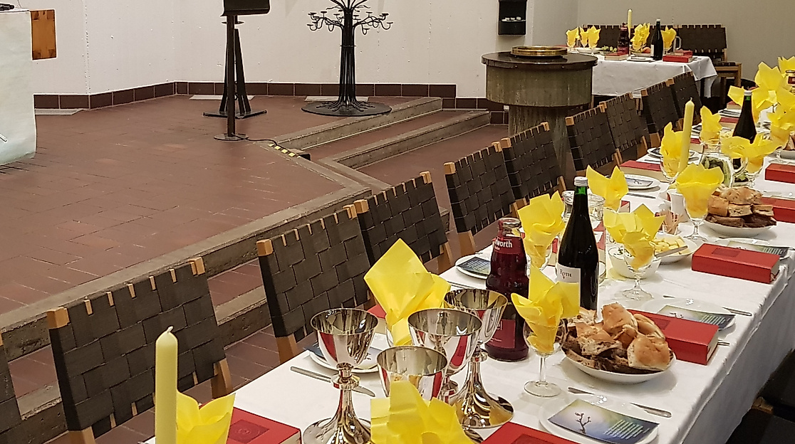 Gedeckter Tisch in der Kirche zum Feierabendmahl