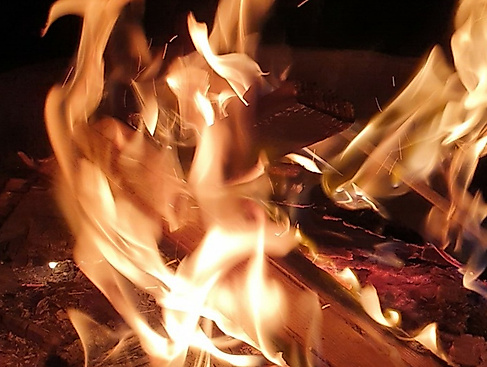 Feuer und Flammen - zu Ostern auch vor der Adventskirche