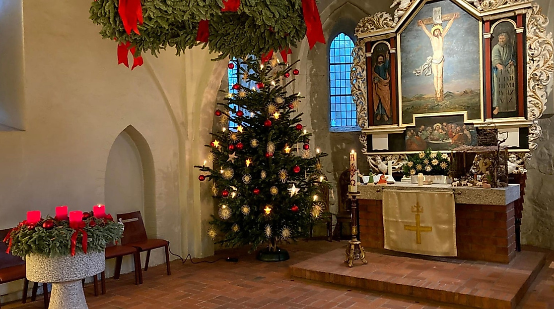 Weihnachtlich geschmückter Innenraum der Kirche Alt-Rahlstedt