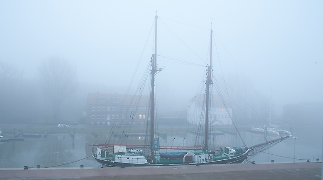 Hafen im Nebel