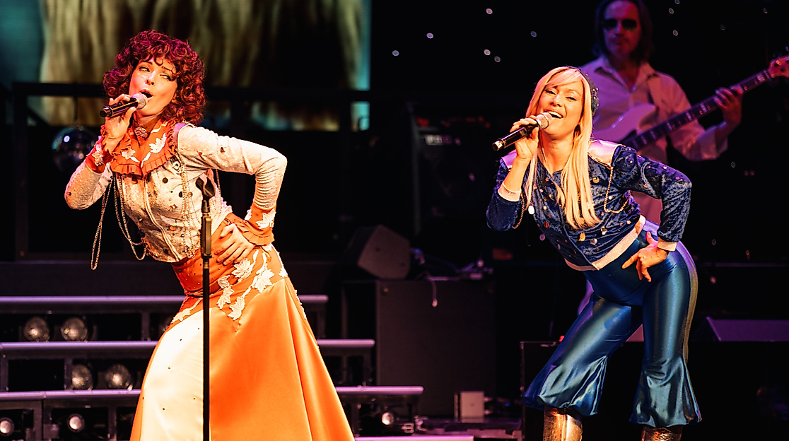 Die ABBA-Story: Darstellerinnen von Agnetha und Anni-Frid im Kostüm mit Mikrofon