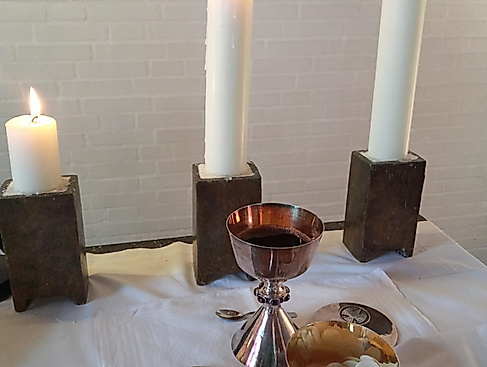 Abendmahlsgeschirr auf dem Altar