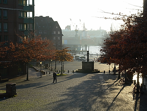 Der Minervabrunnen am Altonaer Fischmarkt mit Blick auf die Elbe (2006)