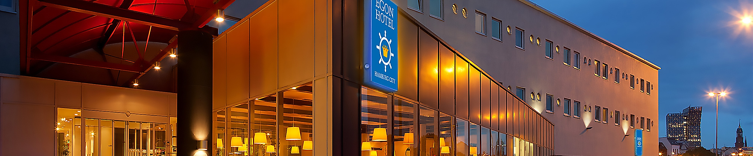 Hotel Egon Eingangsbereich: Modernes Hotel bei Dämmerung