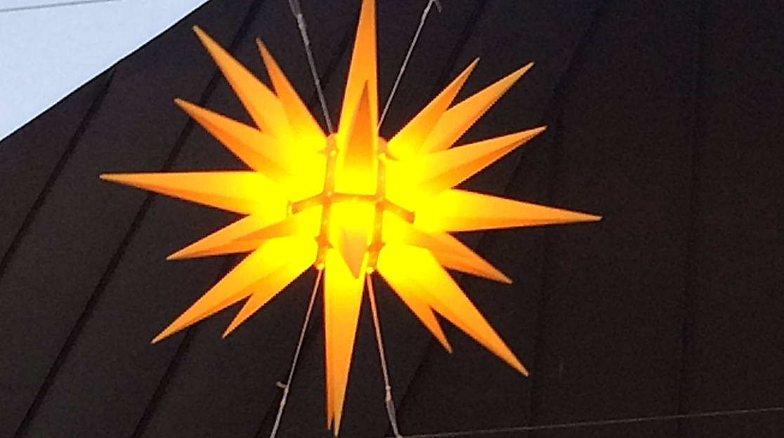 Herrnhuter Stern am Eingangsportal der Kirche