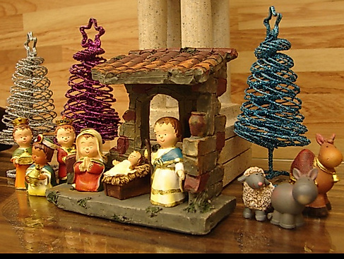 Weihnachtkrippe mit kindgerechten Porzellanfiguren