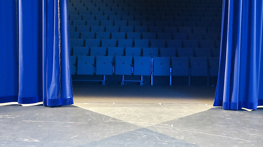 First Stage Theater - Bühne