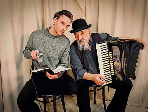 Musikalisches Duo mit Mikrofon und Akkordeon
