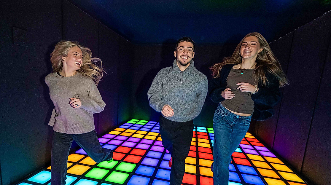 Farbenfroher Lauf auf leuchtendem Boden