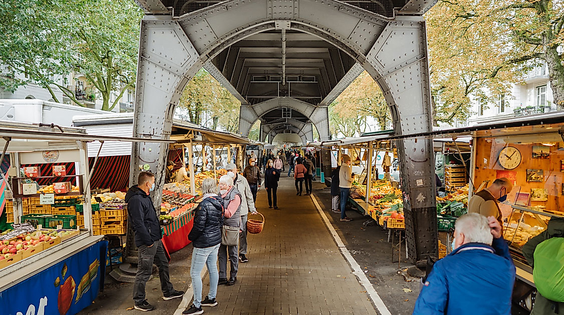 Isemarkt in Hamburg unter Hochbahn-Viadukt mit zahlreichen Marktständen und regem Besucherbetrieb