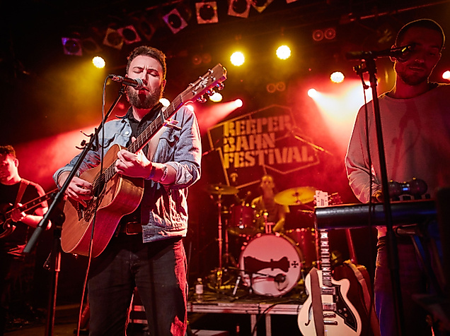 Zwei Musiker auf der Bühne beim Reeperbahn Festival in Hamburg mit bunter Lichtshow.