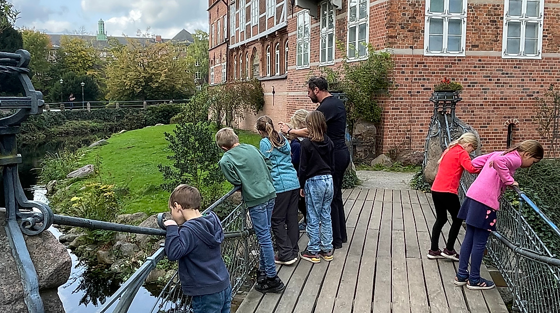 Kinder am Schloss