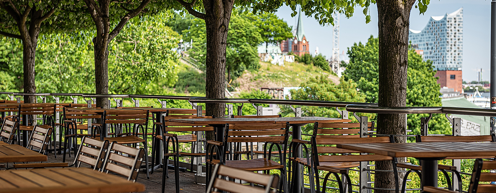 restaurantport_aussenterrasse-mit-blick-auf-die-elbphilharmonie_c-stimmungsfaenger