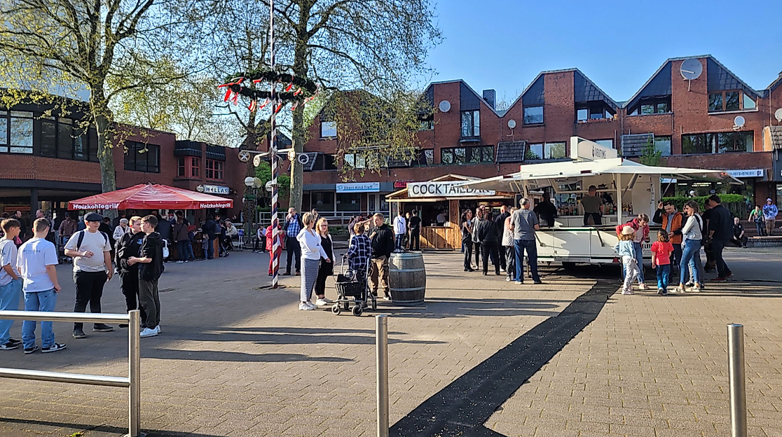 Stände und Geselligkeit rund um den Maibaum auf dem Marktplatz