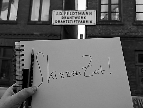 Ein Skizzenblock vor dem historischen Gebäude des Stadtteilarchiv Ottensen e.V. früher Drahstiftefabrik J.D. Feldtmann