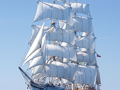 Foto Statsraad Lehmkuhl St.L.-full-sails-front-hp.stl.se.Ausschnitt.06.25