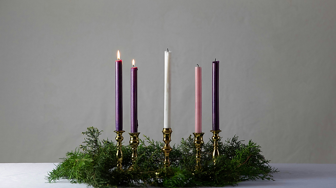 Adventskranz mit 2 brennenden Kerzen